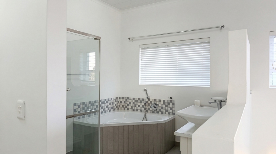 To Let 4 Bedroom Property for Rent in Oceanview Heights Western Cape